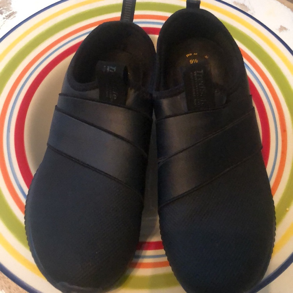 TredSafe: Slip-On Resistant Shoes - Black (Like New)